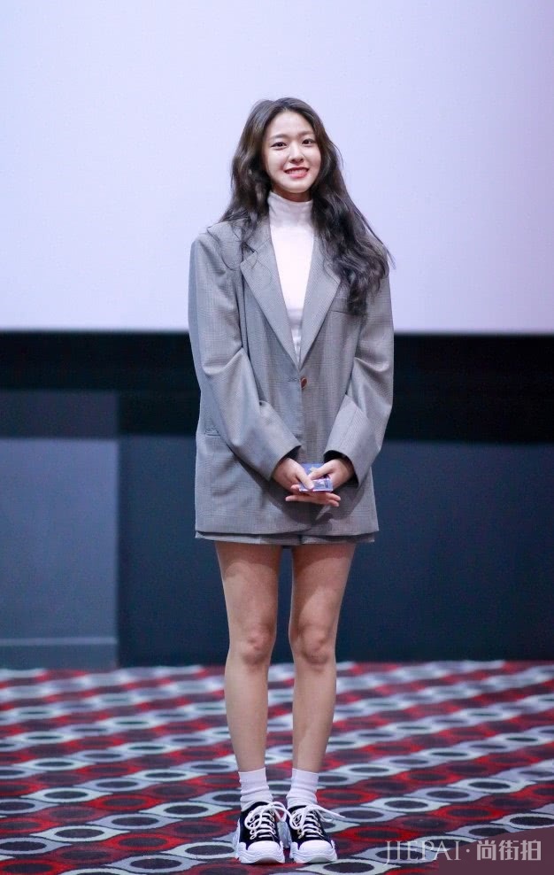 金雪炫这一款“牛奶袜”,时髦显腿长!