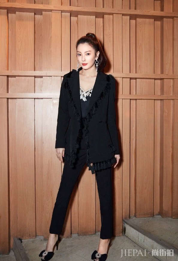 张雨绮衣品开挂了,一身亮片装好有气质,却被法令纹出卖了年龄!