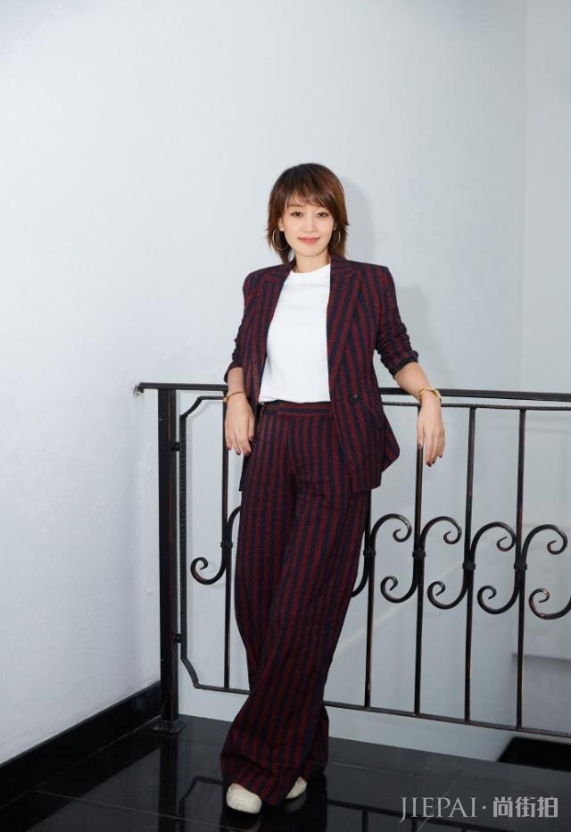 马伊琍长发刘海，气质都跟着变少女！