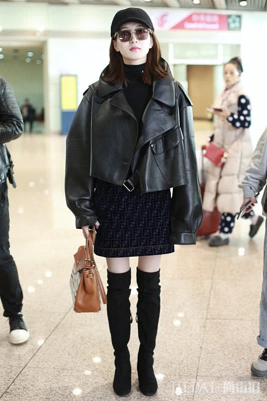 江疏影机场街拍 照片白到发光超美