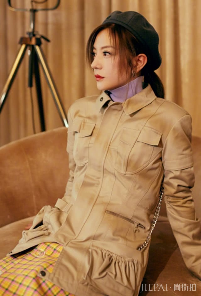 赵薇瘦了之后就任性了，下半身俩“猪蹄”，“女王腿”都出来了！