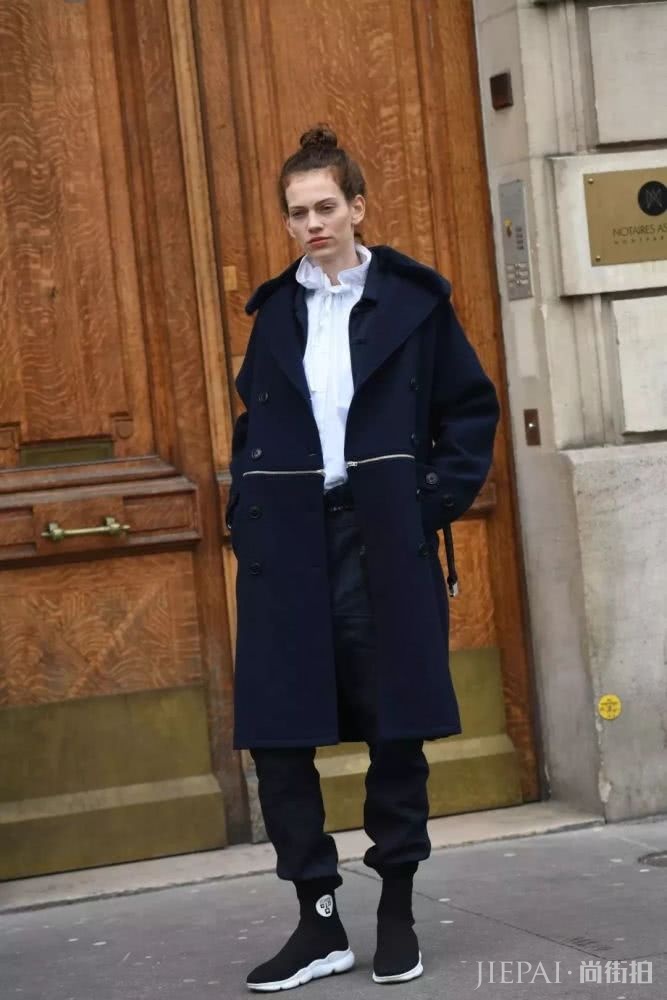 欧美街拍 大衣+球鞋冬天穿舒适时髦还显贵