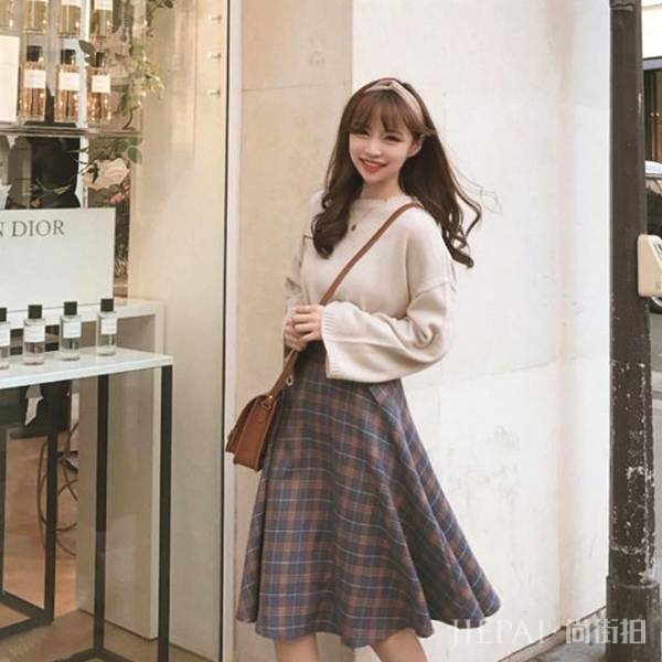 冬季嫌弃羽绒服臃肿？看看这几款毛衣外套搭配，优雅美丽不冻人