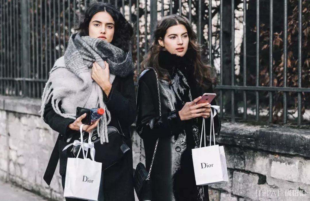 大衣+围巾这个冬日“王炸组合”,不穿你就真输了!!