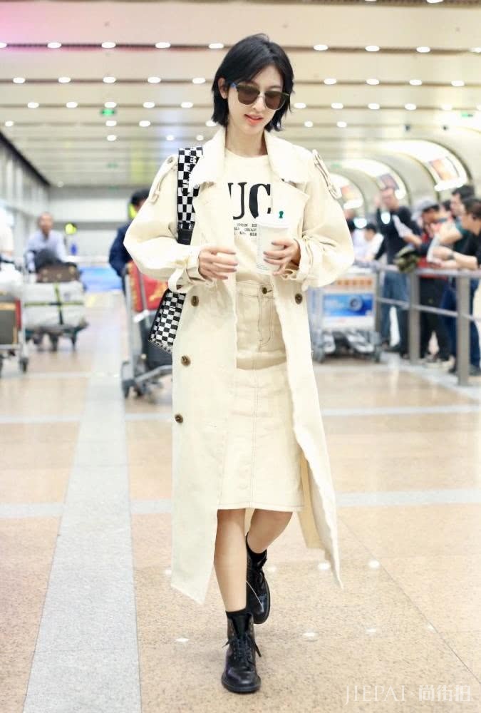 张俪机场街拍，穿简单浅蓝色风衣配八分裤，气场十足