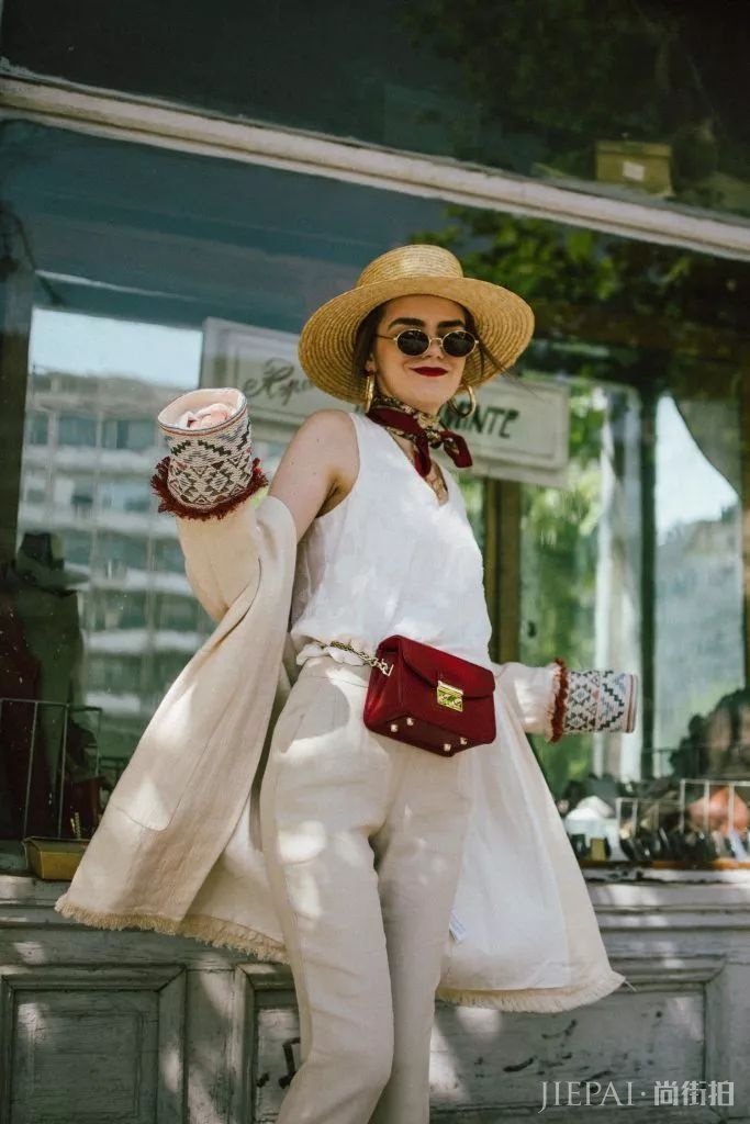 谁说红色显low？这位博主把红色穿成时尚大片，每张街拍都美到窒息！