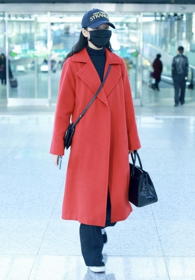 王鸥机场街拍 卷发搭配紫色毛衣尽显高级感