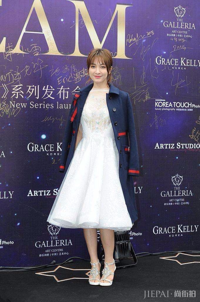 吴昕穿彩虹衣白成一道光,年纪大了懂得要保暖了!