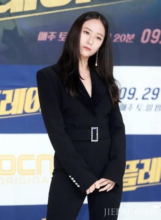 郑秀晶又胖好多,换新发型却更油腻,一言难尽的衣品更是显老20岁