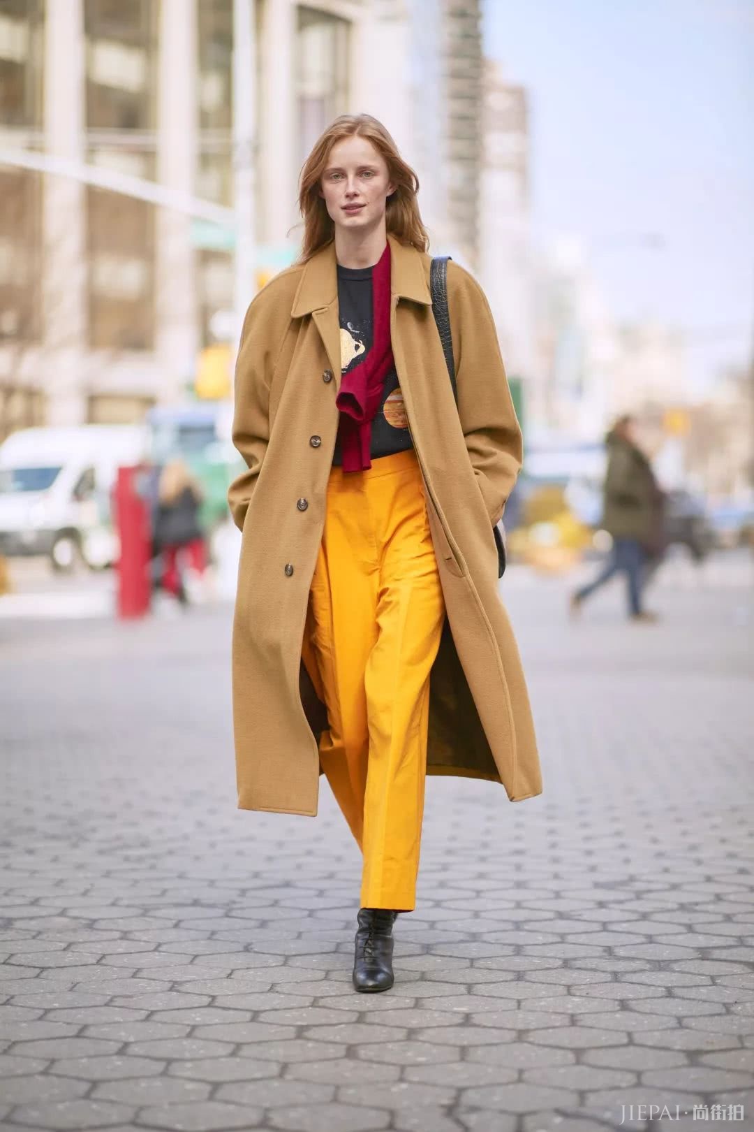 毛衣还能当围巾?今年流行“披着穿”!