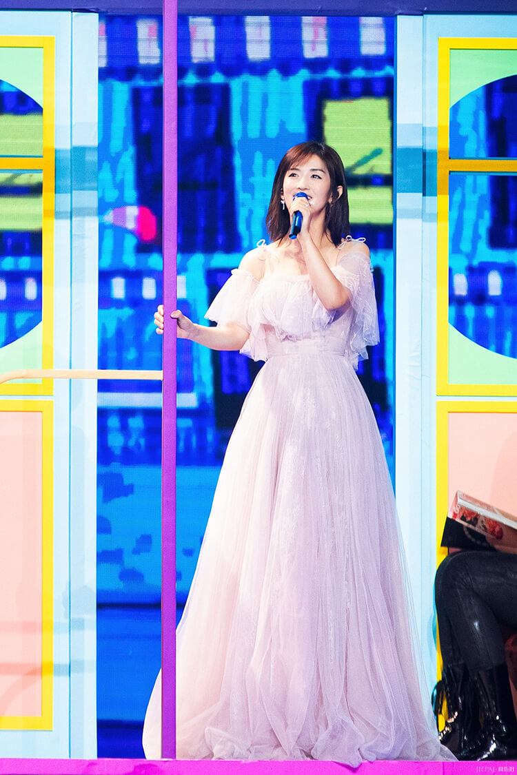 谢娜瘦回颜值巅峰期？连换两套造型气质典雅，回眸一笑太甜了！