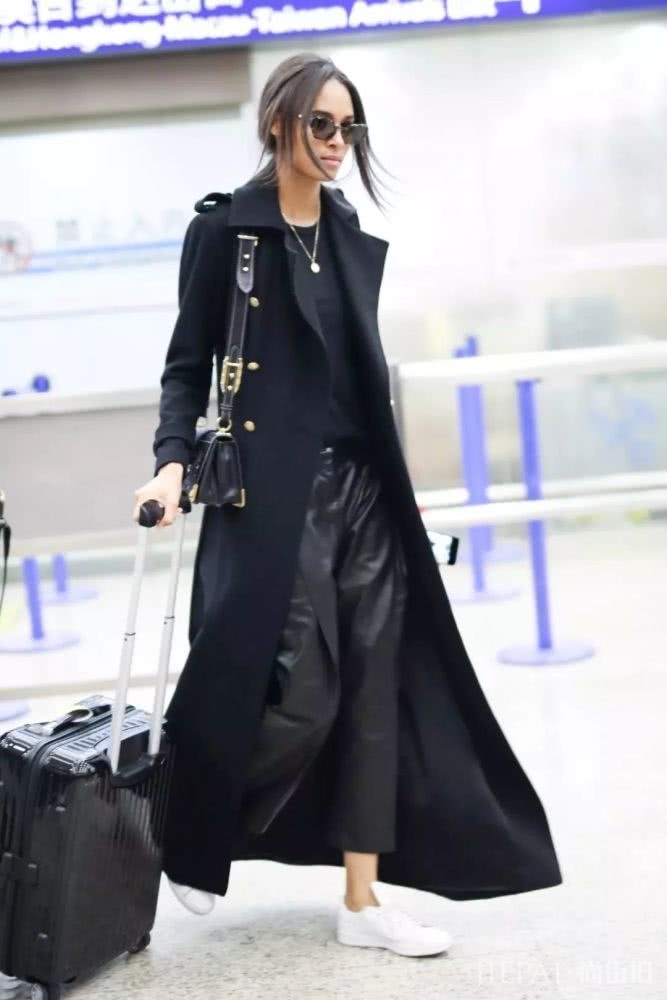 欧美街拍 大衣+球鞋冬天穿舒适时髦还显贵