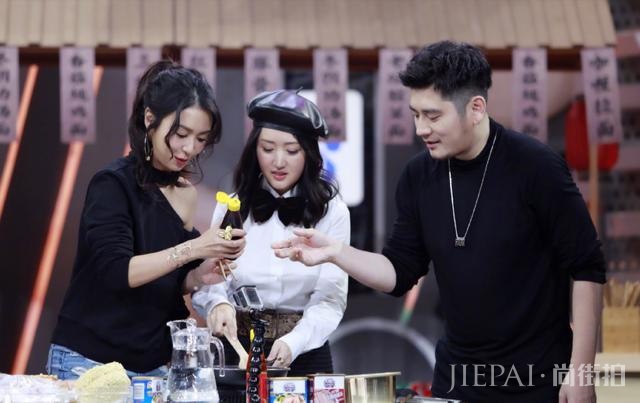 杨钰莹衬衫搭配贝雷帽时髦减龄,像个18岁少女