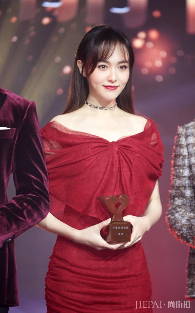 大红色衣服太俗气?但唐嫣穿红色连衣裙配长靴又帅又美,好看极了