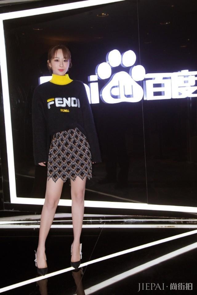 杨紫小短裙秀竹竿腿更惊艳,复古造型真美!