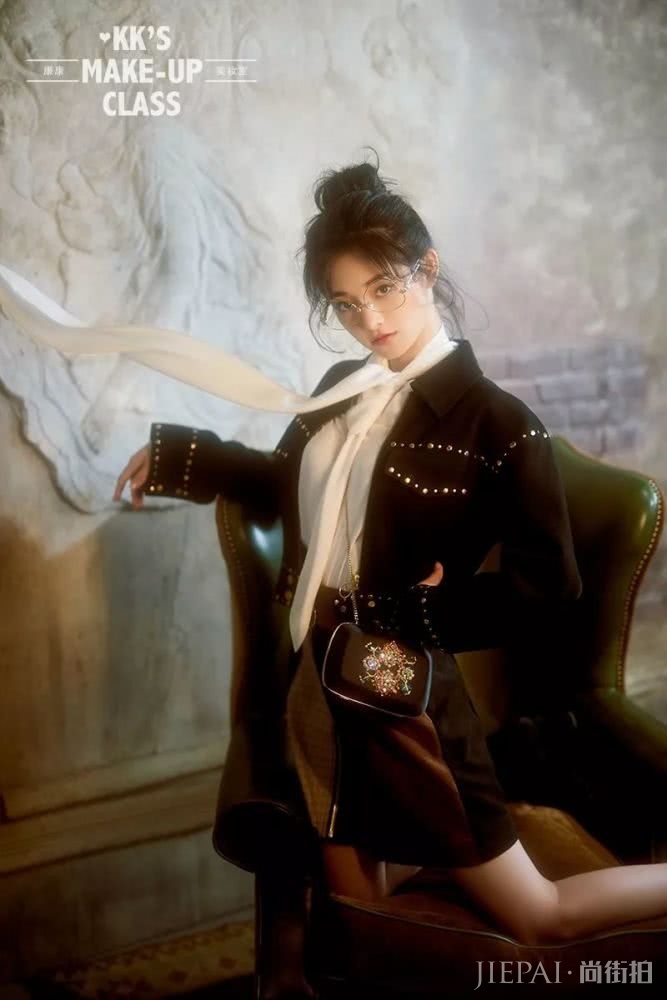 偷师周洁琼的“眼镜妆”,你也能360°×24H颜值不掉线!