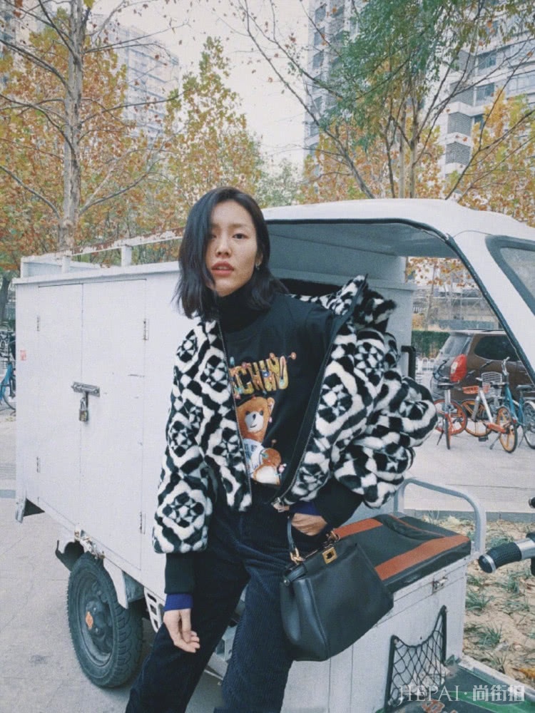 刘雯晒私服照,人造皮草夹克保暖又有型