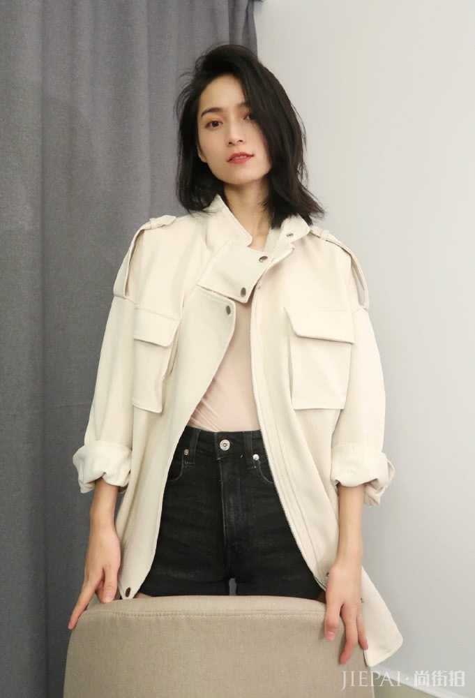 上班族女性日常穿搭,大衣搭配连衣裙知性又干练,让你专业度满分