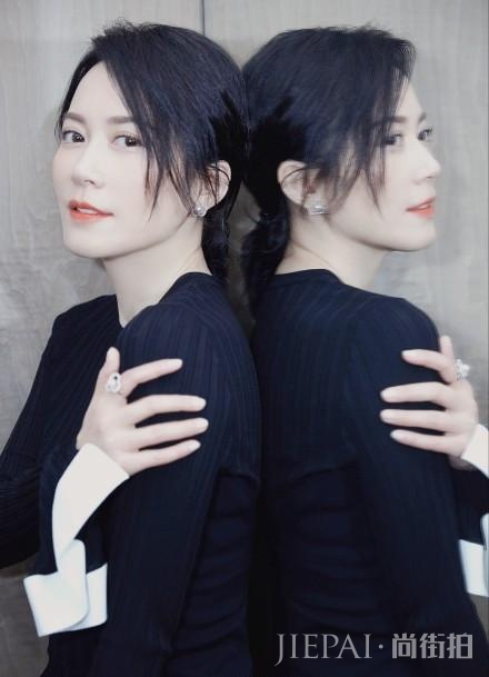 俞飞鸿穿黑色连衣裙减龄20岁,被她的好气质征服了