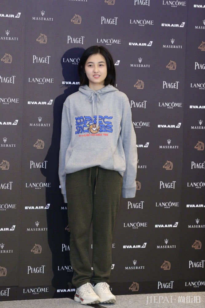 张子枫短发造型搭配休闲装，个性十足，一身运动装成了亮点