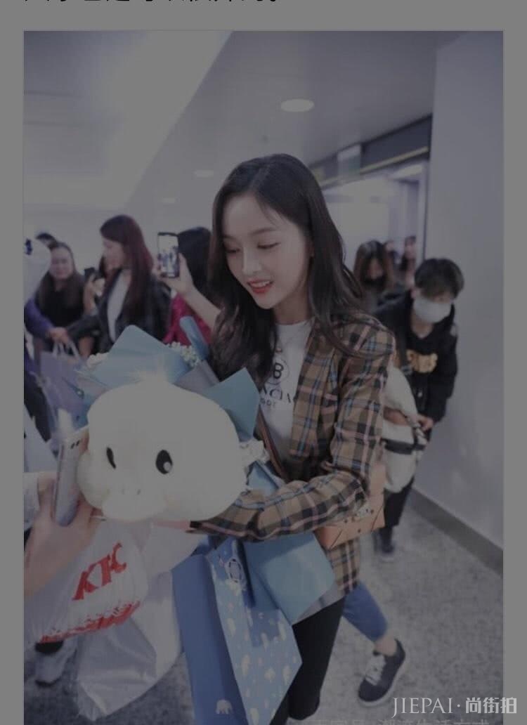 吴宣仪太美了，穿格纹外套现身很抢眼，气质没得说！