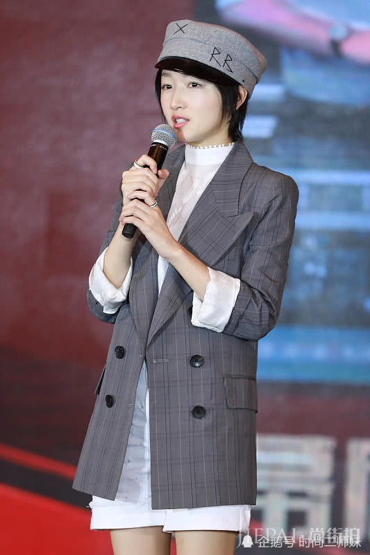 周冬雨的少女感全靠一顶帽子撑，清新气质惹人爱