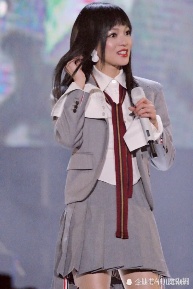 张韶涵过膝白袜配“学生装”秒变日系少女