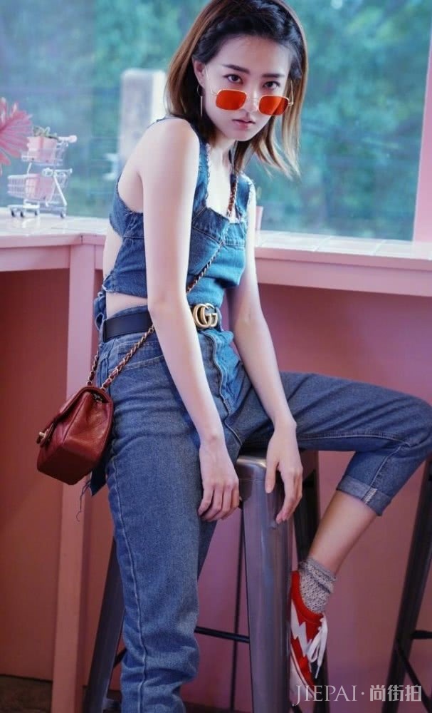 徐璐现身机场,牛仔裤竟穿得这么好看,腿是真的美!