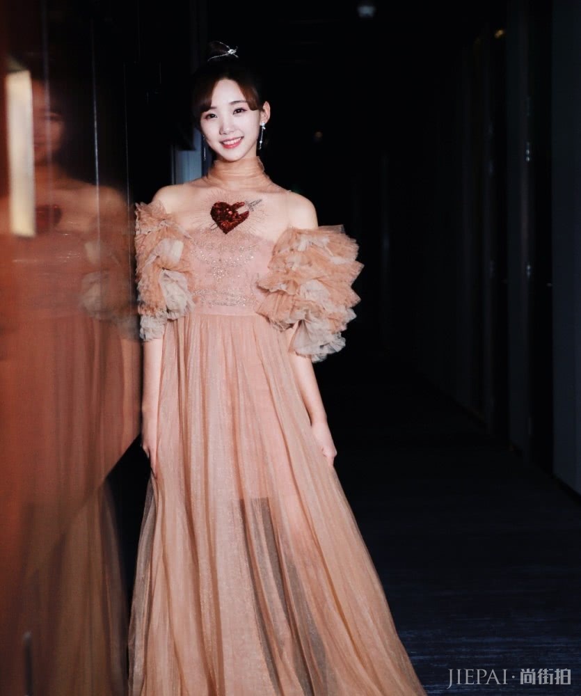 吕小雨长筒袜故意堆起来,瞬间显高10厘米