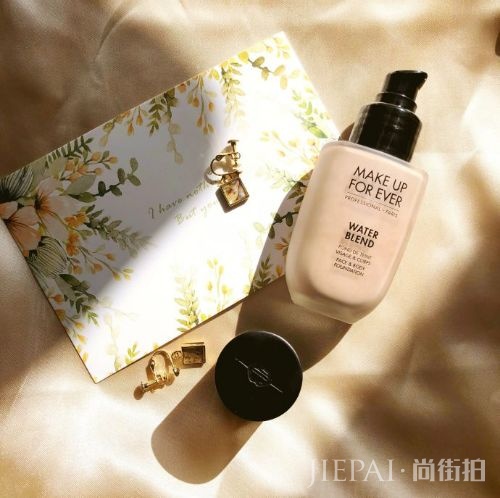 夏季不脱妆的粉底液推荐