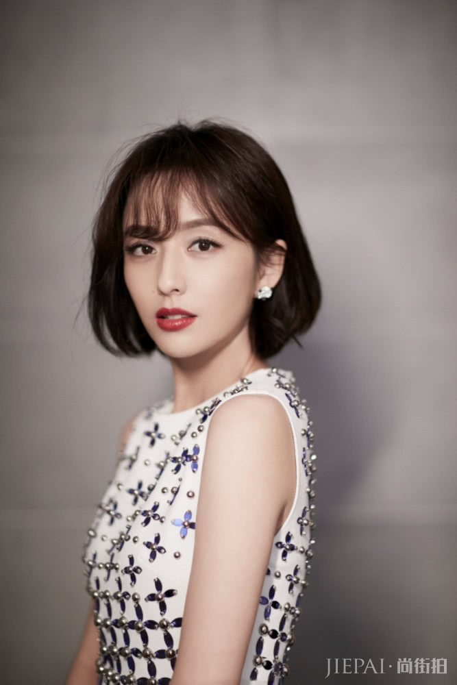 佟丽娅出席活动,穿白色连衣裙美成仙