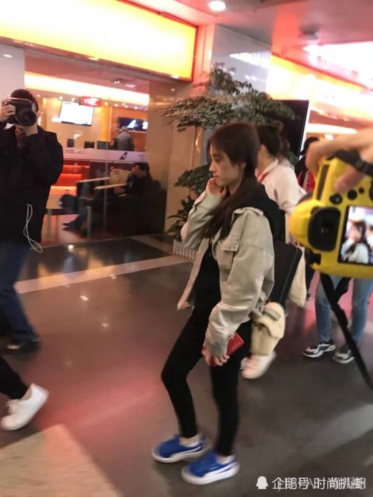 鞠婧祎卫衣这样搭又惊艳了,扎双马尾街头照少女感十足