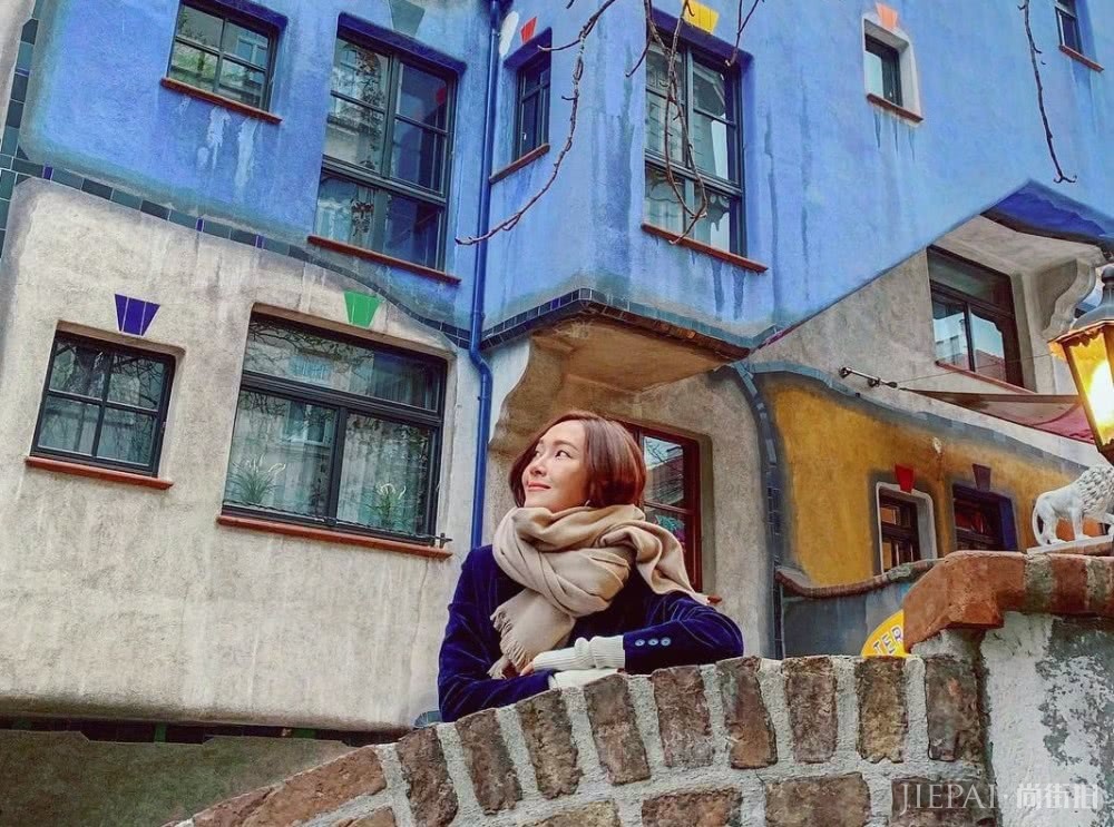 郑秀妍真会穿，白色毛衣搭配牛仔裤，高级感十足！