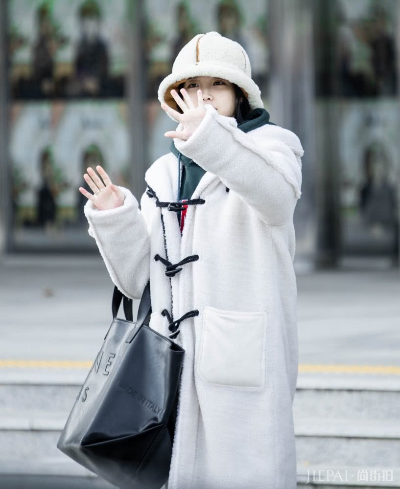 青春减龄的牛角扣大衣,李知恩这样穿清纯又甜美,美翻了