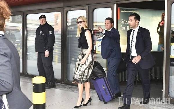 伊万卡穿金色百褶裙配紧身针织衫气质惊艳,真不愧是第一名媛