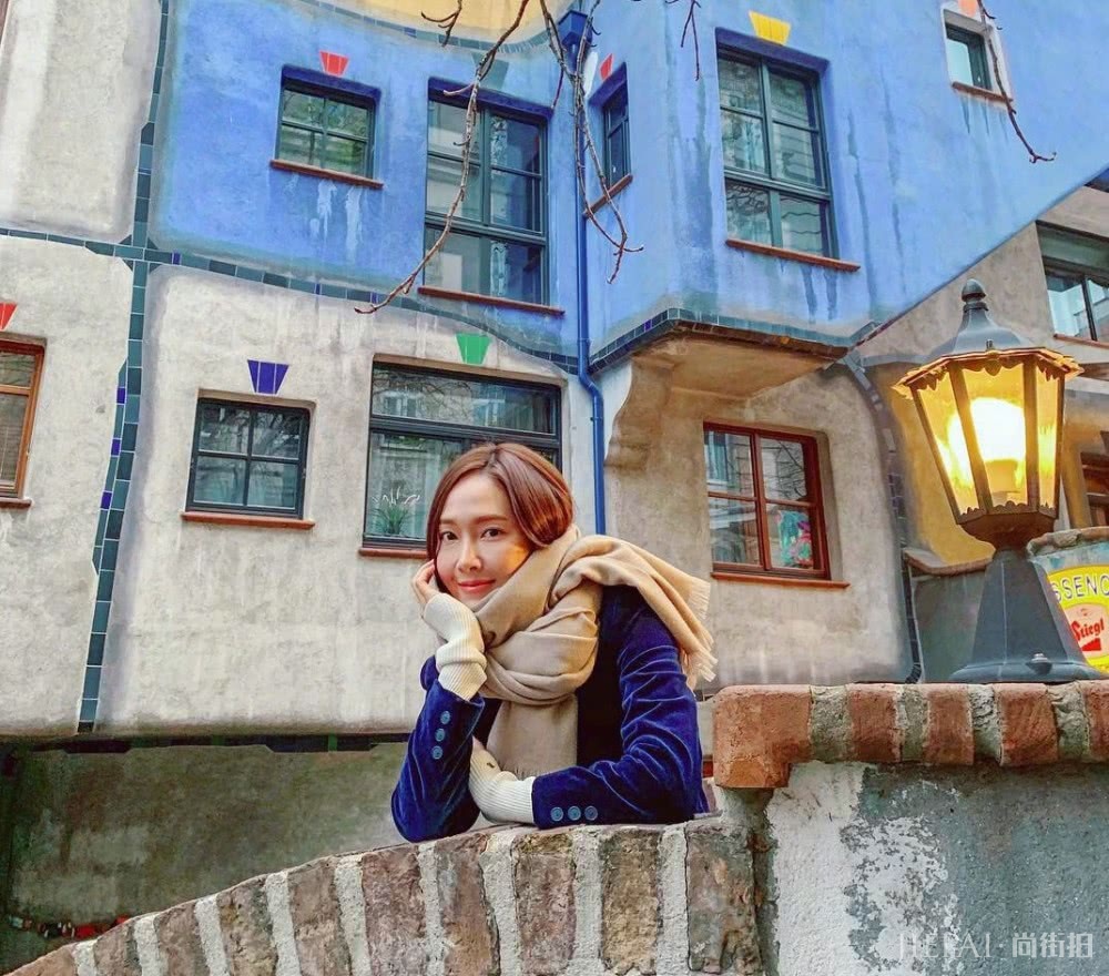 郑秀妍真会穿，白色毛衣搭配牛仔裤，高级感十足！