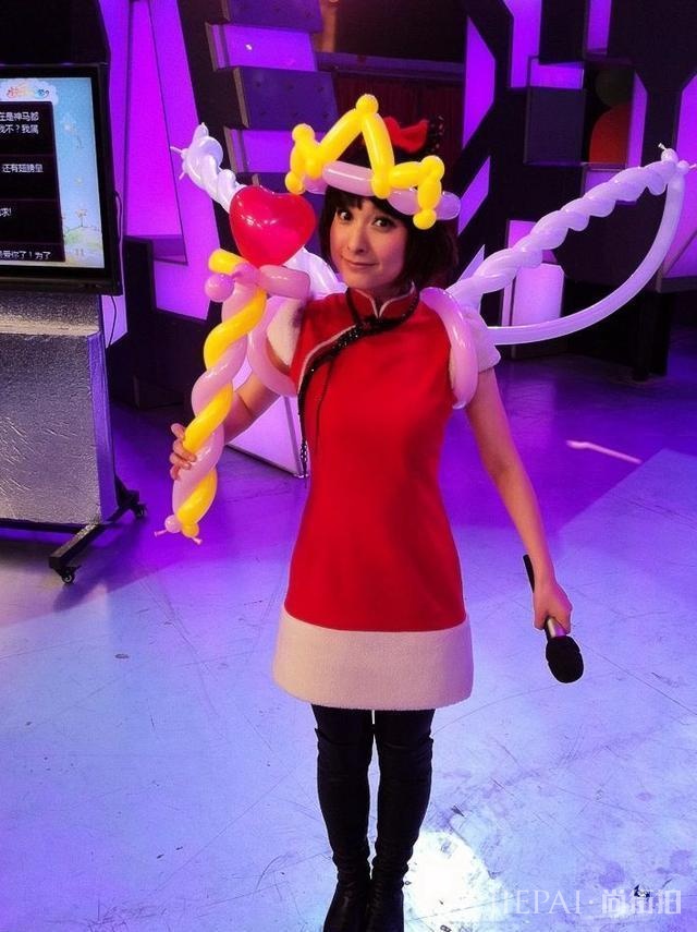 吴昕身穿T恤搭配运动裤,扎个半丸子头美极了