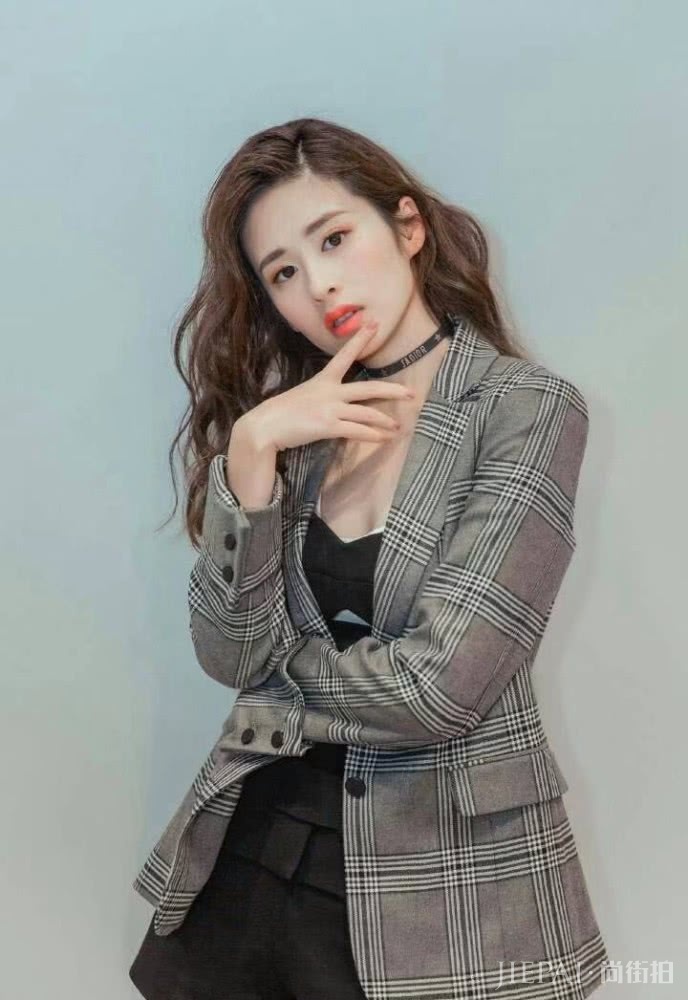 颖儿换发型大变样,一头卷发气质迷人,清新少女变气质辣妈