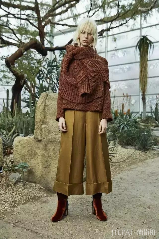 毛衣都穿错了，这样穿，才最时髦！