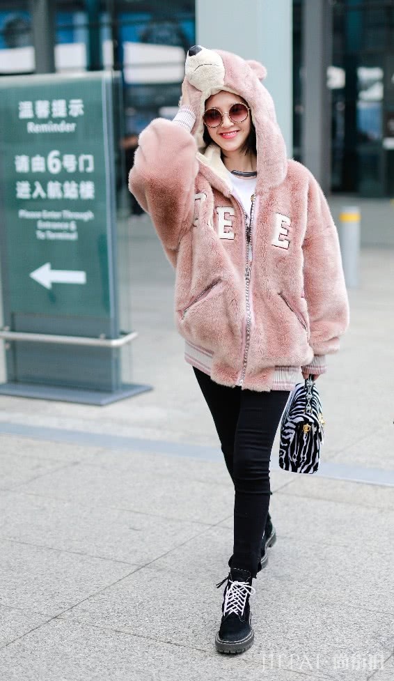 唐艺昕“球网鞋”,虽然很帅,但腿变短了!