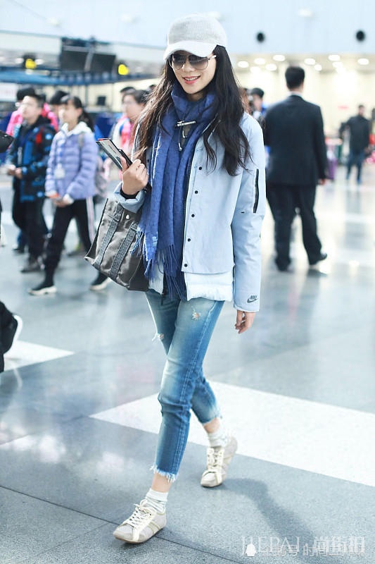 韩雪真抗冻!0度穿羽绒夹克保暖,却穿一条九分裤露脚踝