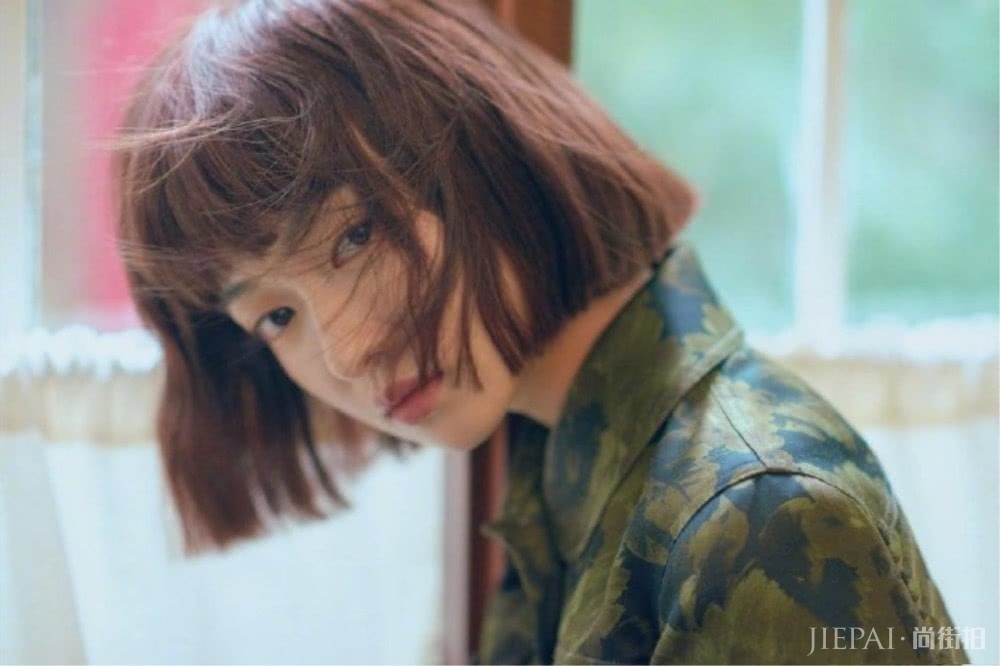 吴谨言拍杂志大片一改往日风格，剪了短发依旧很灵动