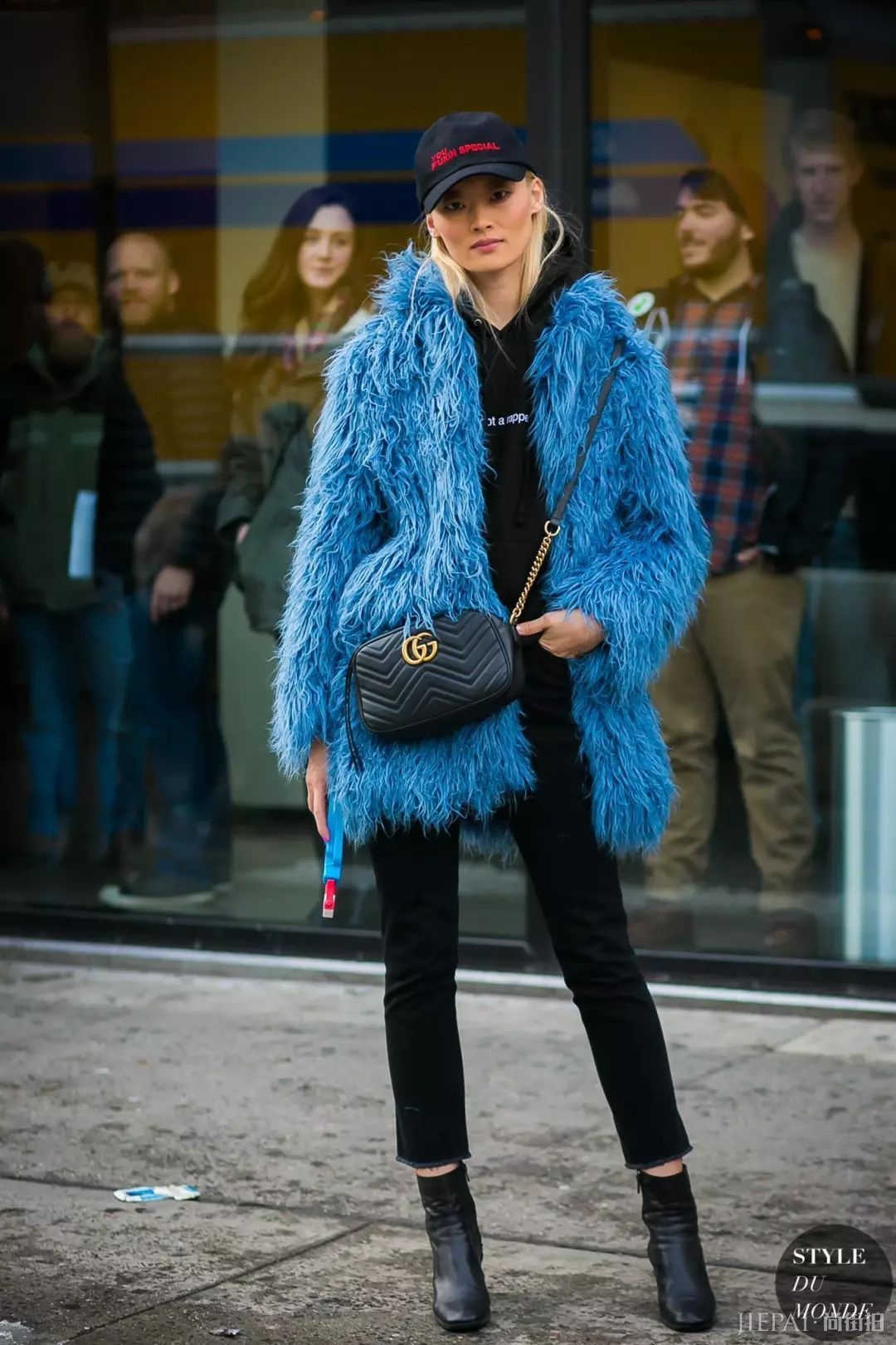 穿卫衣+短靴=真的时髦炸了！