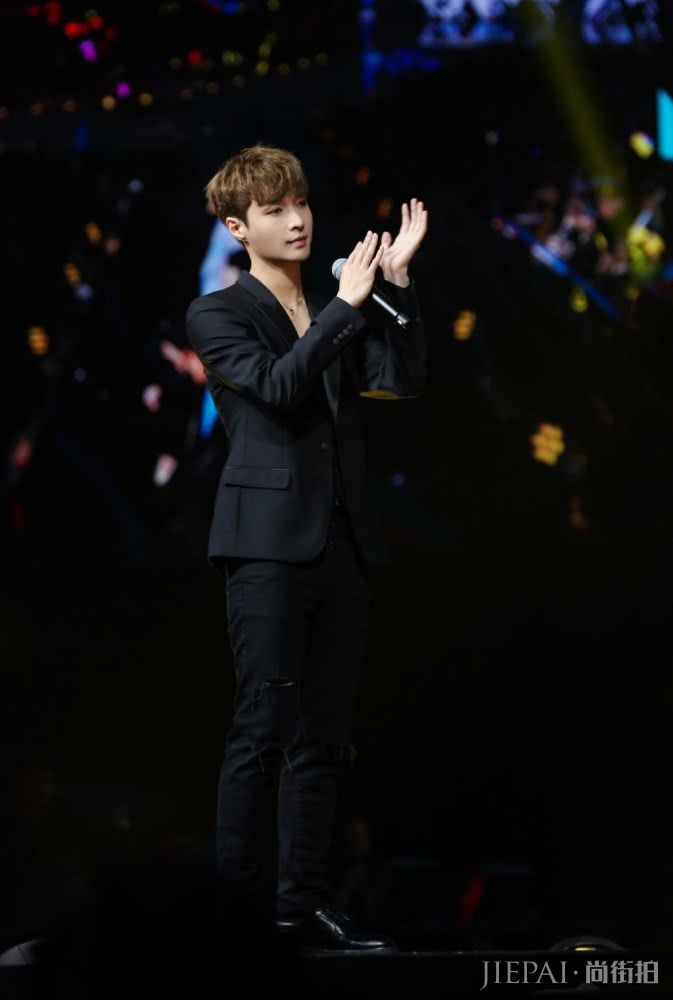 张艺兴造型百变，为新歌打榜火力全开，捕捉一只帅气的小绵羊