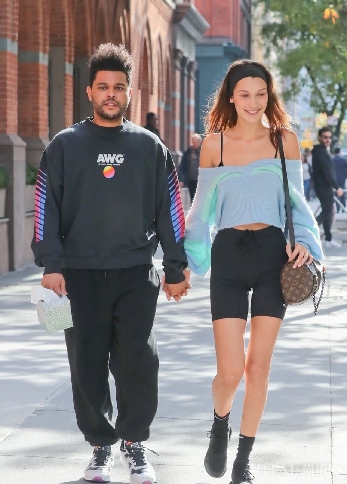 贝拉哈迪德身穿长款针织毛衣去维密试装 气场十足