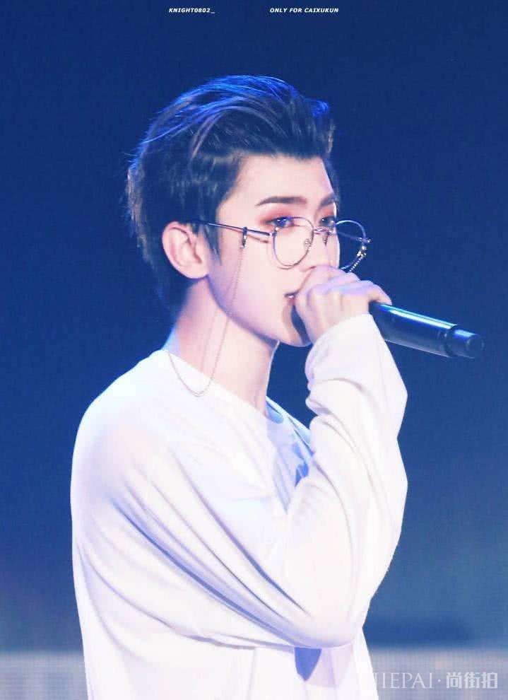 你不理解为什么有人粉蔡徐坤,就像你爸当年不理解你追周杰伦