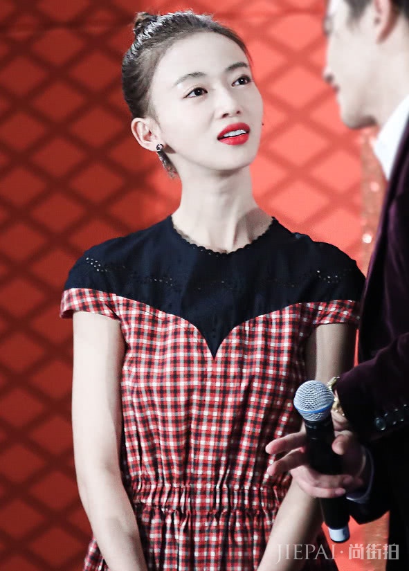 吴谨言穿运动套装现身，却被湿掉的衣服抢镜，好奇水是哪里来的？