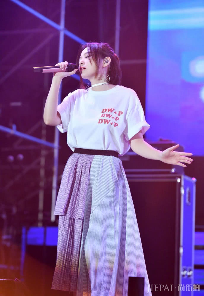 张靓颖演唱会T恤配拼接长裙,秒变18岁