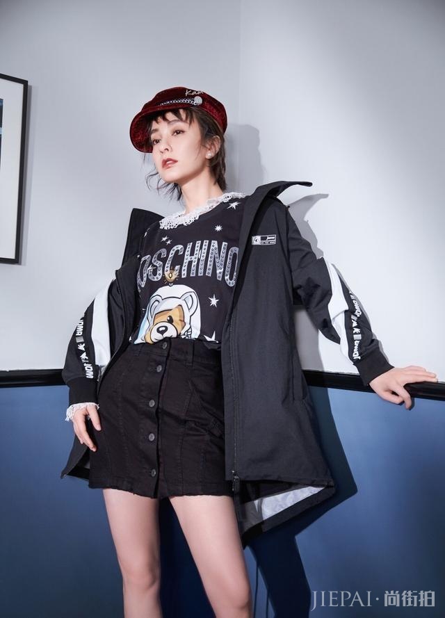 吴昕身穿T恤搭配运动裤,扎个半丸子头美极了