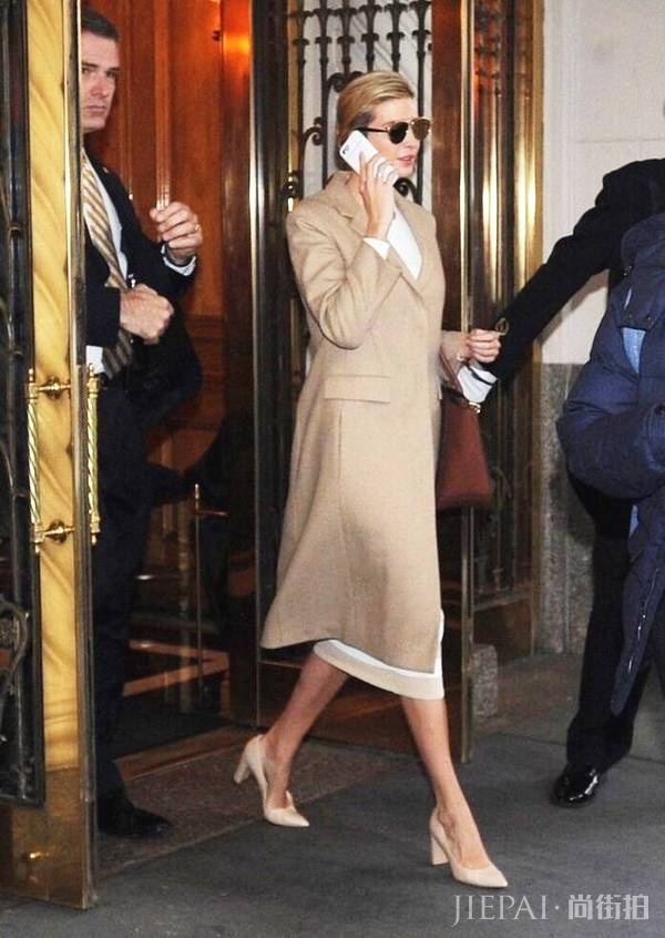 伊万卡穿金色百褶裙配紧身针织衫气质惊艳,真不愧是第一名媛